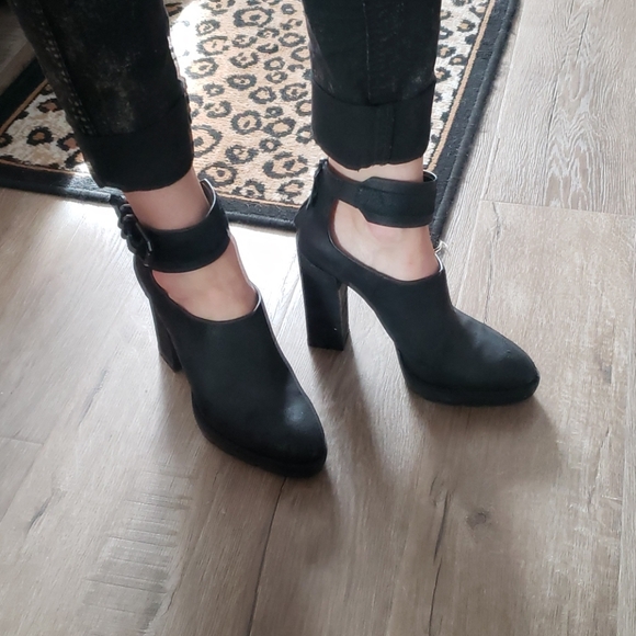 Kenneth Cole black distressed leather lugged heels - Picture 6 of 15